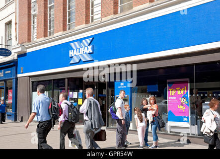 Persone al di fuori della filiale della banca Halifax all'esterno di York North Yorkshire Inghilterra Regno Unito Regno Unito Gran Bretagna Foto Stock