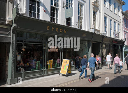 Byron Burger ristorante esterno nel centro della città in estate York North Yorkshire Inghilterra Regno Unito GB Gran Bretagna Foto Stock