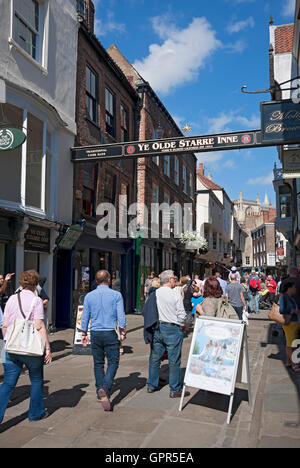 Persone turisti visitatori nel centro della città in estate Stonegate York North Yorkshire Inghilterra Regno Unito GB Gran Bretagna Foto Stock