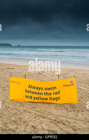 Una sicurezza RNLI banner su Fistral; spiaggia a Newquay, Cornwall. Foto Stock