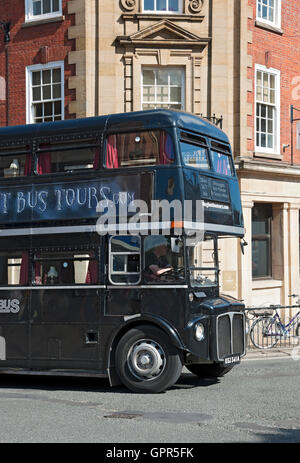 Autobus Ghost tour nel centro della città di York North Yorkshire Inghilterra Regno Unito GB Gran Bretagna Foto Stock