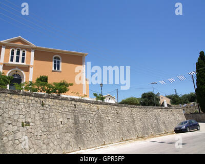 Bandiere greca battenti vicino xantati Chiesa, Corfù, Grecia prima del festival annuale - Panigiri Foto Stock