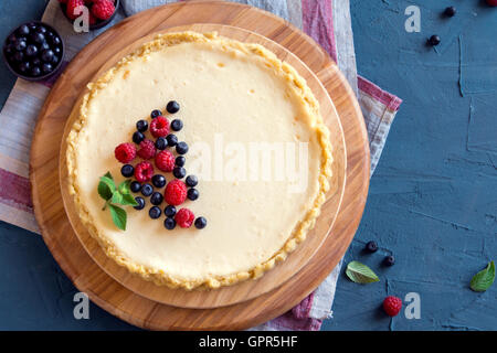 In casa la cheesecake con frutti di bosco freschi e menta per dessert Foto Stock
