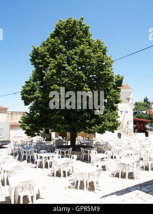 In plastica bianco tavoli e sedie esposte nei pressi di xantati Chiesa, Corfù, Grecia prima del festival annuale - Panigiri Foto Stock