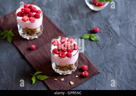 In casa organico parfait freschi dessert con lamponi e granola, il fuoco selettivo Foto Stock
