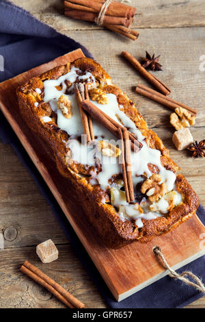 In casa cannella torta di mele con noci rustico sfondo di legno Foto Stock