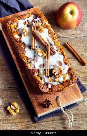 In casa cannella torta di mele con noci rustico sfondo di legno Foto Stock