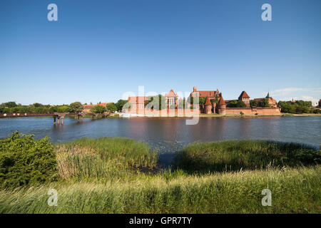 Vista sul fiume di Nogat al castello di Malbork in Polonia Foto Stock