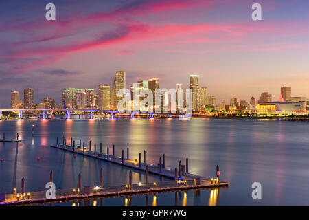 Miami, Florida, Stati Uniti d'America skyline su Biscayne Bay. Foto Stock