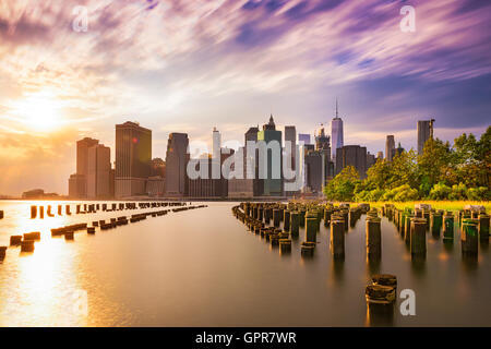 La città di New York skyline al tramonto. Foto Stock