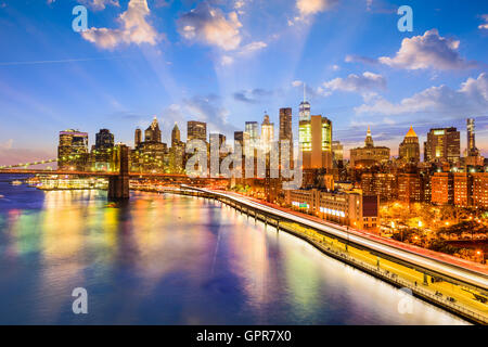 New York skyline della città oltre l'East River. Foto Stock