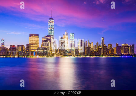 New York City Financial District skyline sul fiume Hudson. Foto Stock