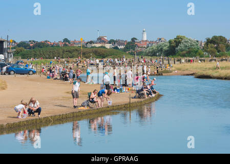 Walberswick Suffolk UK, vista delle famiglie che trascorrono una mattinata estiva a picco sul torrente a Walberswick, Suffolk, Inghilterra, Regno Unito. Foto Stock