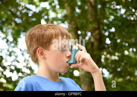 Ragazzo con asma inalatore Foto Stock