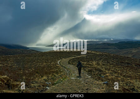 Loch Sunart e doccia nuvole da il via a Ben Resipol, a Ardnamurchan, Scotland, Regno Unito Foto Stock