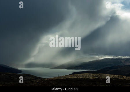 Loch Sunart e doccia nuvole da il via a Ben Resipol, a Ardnamurchan, Scotland, Regno Unito Foto Stock