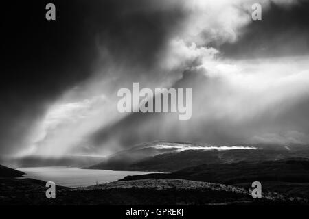 Loch Sunart e doccia nuvole da il via a Ben Resipol, a Ardnamurchan, Scotland, Regno Unito. Monocromatico. Foto Stock