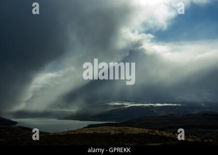 Loch Sunart e doccia nuvole da il via a Ben Resipol, a Ardnamurchan, Scotland, Regno Unito Foto Stock