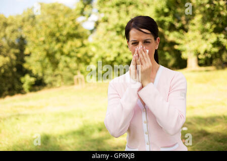 Giovane donna che soffre di febbre da fieno Foto Stock