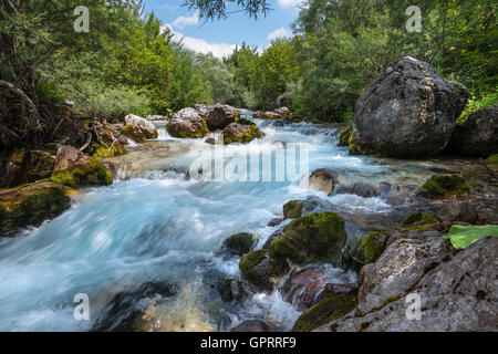 Il fiume Thethit presso il villaggio di Theth, l'Albania settentrionale. Foto Stock