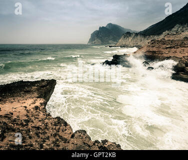 Scogliere vicino al Mughsayl beach in Salalah, Oman Foto Stock