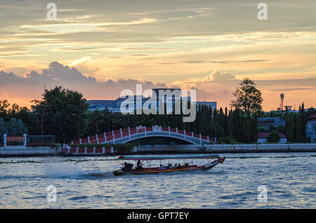 Bangkok vista panoramica sul fiume Chao Phraya al tramonto Foto Stock