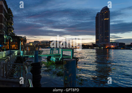 Bangkok, vista panoramica sul fiume Chao Phraya a blue ora Foto Stock