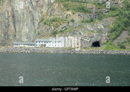 Ingresso di un tunnel nei fiordi norvegesi Foto Stock