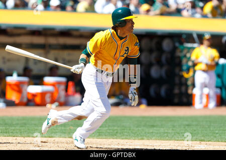 Aprile 3, 2011; Oakland, CA, Stati Uniti d'America; Seattle Mariners sinistra fielder michael saunders (55) fino al primo di base su un pop up al centro campo contro i Seattle Mariners durante il quarto inning a Oakland-alameda county coliseum. oakland sconfitto seattle 7-1. Foto Stock