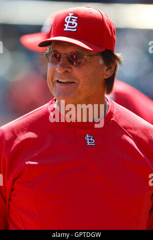 Aprile 8, 2011; San Francisco, CA, Stati Uniti d'America; St. Louis Cardinals manager Tony La Russa (10) orologi batting pratica prima che la partita contro i San Francisco Giants di AT&T Park. Foto Stock