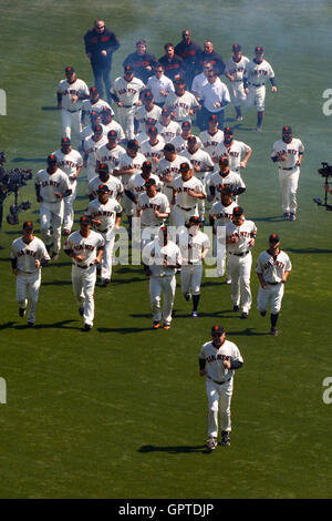 Aprile 8, 2011; San Francisco, CA, Stati Uniti d'America; i San Francisco Giants entrano in campo prima della partita contro il ST. Louis Cardinals presso at&t park. Foto Stock