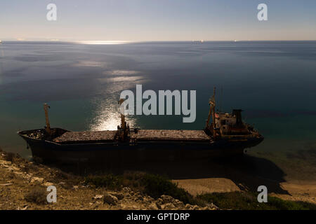 Freighter arenarsi illuminato con luce fosforescente di notte sulla spiaggia nei pressi di Ayazma in Bozcaada island, Turchia Foto Stock