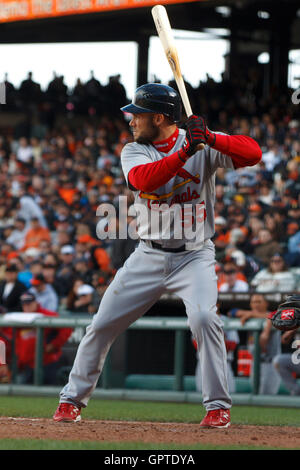 8 aprile 2011; San Francisco, CA, Stati Uniti; il secondo base dei St. Louis Cardinals Skip Schumaker (55) in battuta contro i San Francisco Giants durante il decimo inning all'AT&T Park. San Francisco sconfisse St. Louis 5-4 in 12 inning. Foto Stock