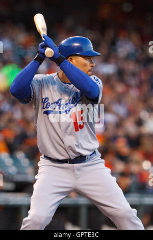 Aprile 11, 2011; San Francisco, CA, Stati Uniti d'America; Los Angeles Dodgers interbase Rafael Furcal (15) a bat contro i San Francisco Giants durante il primo inning di AT&T Park. Los Angeles ha sconfitto San Francisco 6-1. Foto Stock