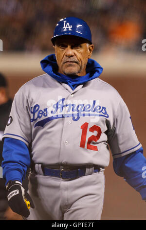 Aprile 11, 2011; San Francisco, CA, Stati Uniti d'America; Los Angeles Dodgers prima base coach Davey Lopes (12) ritorna in panchina durante la quinta inning contro i San Francisco Giants di AT&T Park. Los Angeles ha sconfitto San Francisco 6-1. Foto Stock