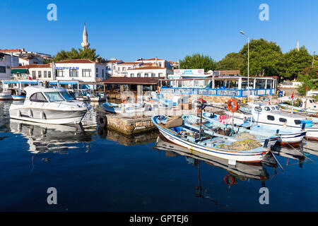 Piccole barche di pescatori locali in Bozcaada Island Harbour, Canakkale, Turchia Foto Stock