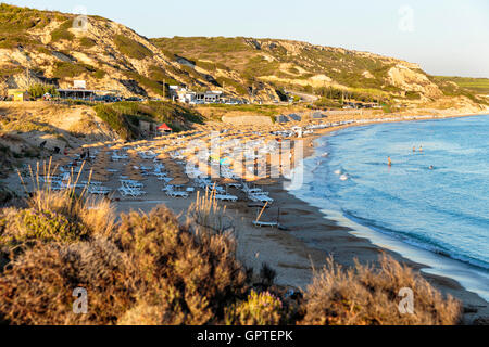 Ombrelloni e lettini ad Ayazma beach in Bozcaada Island, Canakkale, Turchia Foto Stock