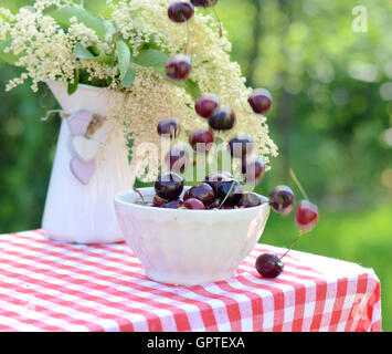 Partite di carni fresche Ciliege dolci nel recipiente Foto Stock