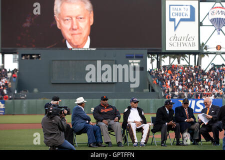 Maggio 6, 2011; San Francisco, CA, Stati Uniti d'America; Ex presidente Bill Clinton offre un video tributo a Willie Mays (secondo da destra) come parte del suo ottantesimo compleanno prima che il gioco tra i San Francisco Giants e Colorado Rockies di AT&T Park Foto Stock