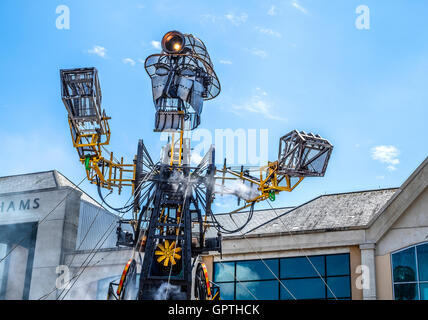 L ' uomo motore ' un alto 10 metri marionette meccaniche in Turo, Cornwall, Regno Unito. Foto Stock