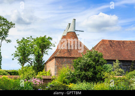 Oast houses a Great Dixter, la country house, la casa e il giardino di Christopher Lloyd, Northiam, East Sussex, in estate il sole Foto Stock