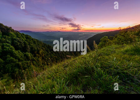 Un incredibile sunrise in Blue Ridge Mountains agli amanti salto nei pressi di Prati di Dan Virginia. Foto Stock
