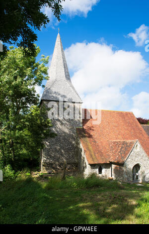 La Chiesa di San Michele e Tutti gli angeli nel villaggio di Berwick, East Sussex, England, Regno Unito Foto Stock