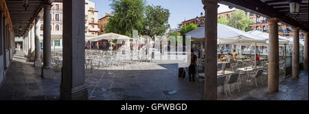 Toledo, Spagna - 28 agosto 2016: piazza Zocodover terrazza estiva Toledo, Spagna. Vista panoramica Foto Stock