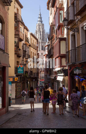 Toledo, Spagna - 28 agosto 2016: strada piena di turisti con una cattedrale nella parte inferiore Foto Stock