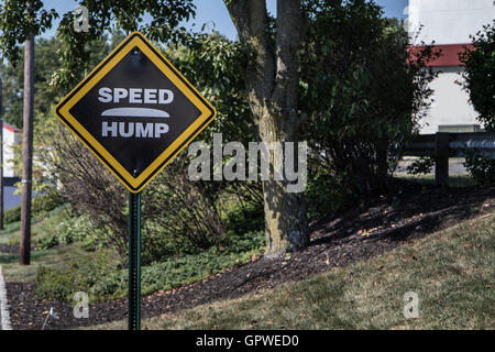 Un 'SPEED Hump ' segno da una strada. Foto Stock