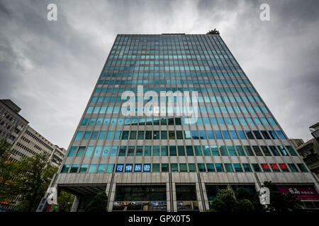 Moderno edificio vicino Zhongxiao Dunhua, in Taipei, Taiwan. Foto Stock