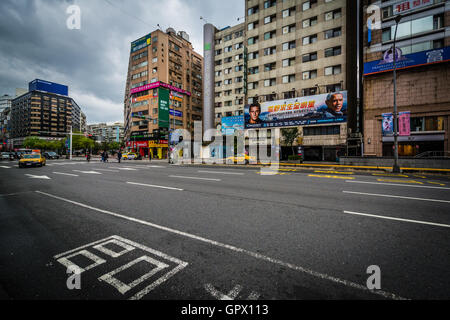 Street ed edifici nei pressi di Zhongxiao Dunhua, in Taipei, Taiwan. Foto Stock