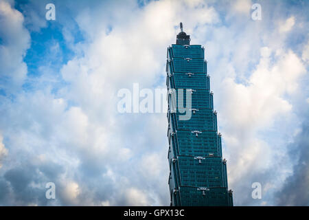Taipei 101 al tramonto, in Taipei, Taiwan. Foto Stock