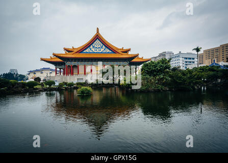 La National Concert Hall e uno stagno a Taiwan Democracy Memorial Park, in Taipei, Taiwan. Foto Stock